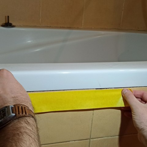 Обклеювання ванни скотчем